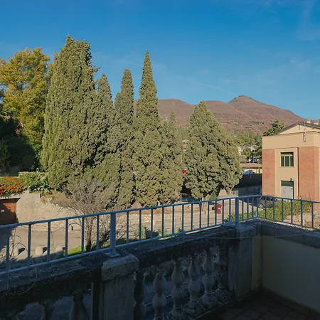 Lake View Apartment *